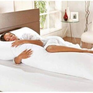 Pessoa deitada com travesseiro de corpo branco para apoio completo durante o sono